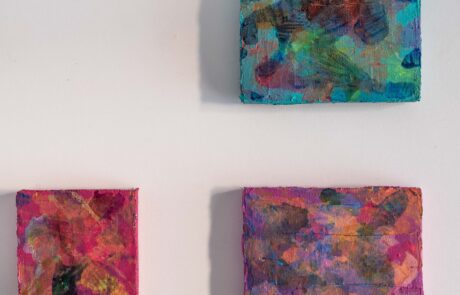 Alice Voglino Riflessi e riflessioni 2025 colori acrilici su cemento e polistirene cm 75×70 circa, polittico